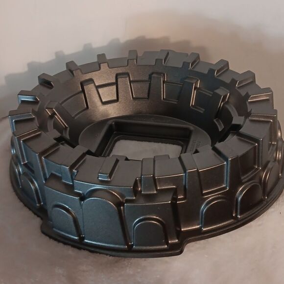 Nordic Ware "Sports Arena" Super Bowl Shaped Bundt / Baking Pan - Picture 2 of 5